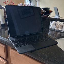 512gb Perfect Condition iPad Pro 12.9 Inch M1 With Magic Keyboard