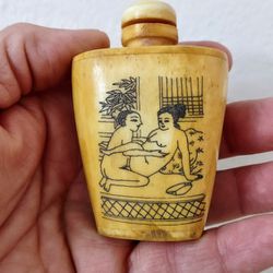 Vintage Chinese Snuff  Bottle w/ lid.