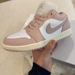 WMNS AIR JORDAN 1 LOW - WHITE/PINK OXFORD-SAIL