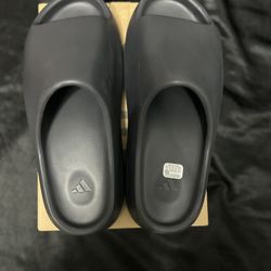 Yeezy slides Onyx & Sand size 13