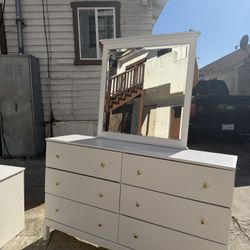 Beautiful Vanity Combo With An Nightstand. (one). 🚚 Available! 