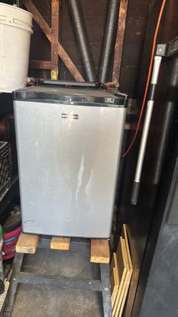 Emerson small refrigerator ..very good condition , works hr8, like new.