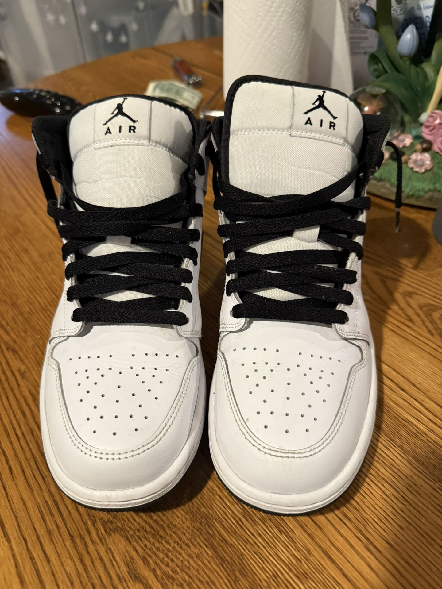 Jordan 1 Mid Black White