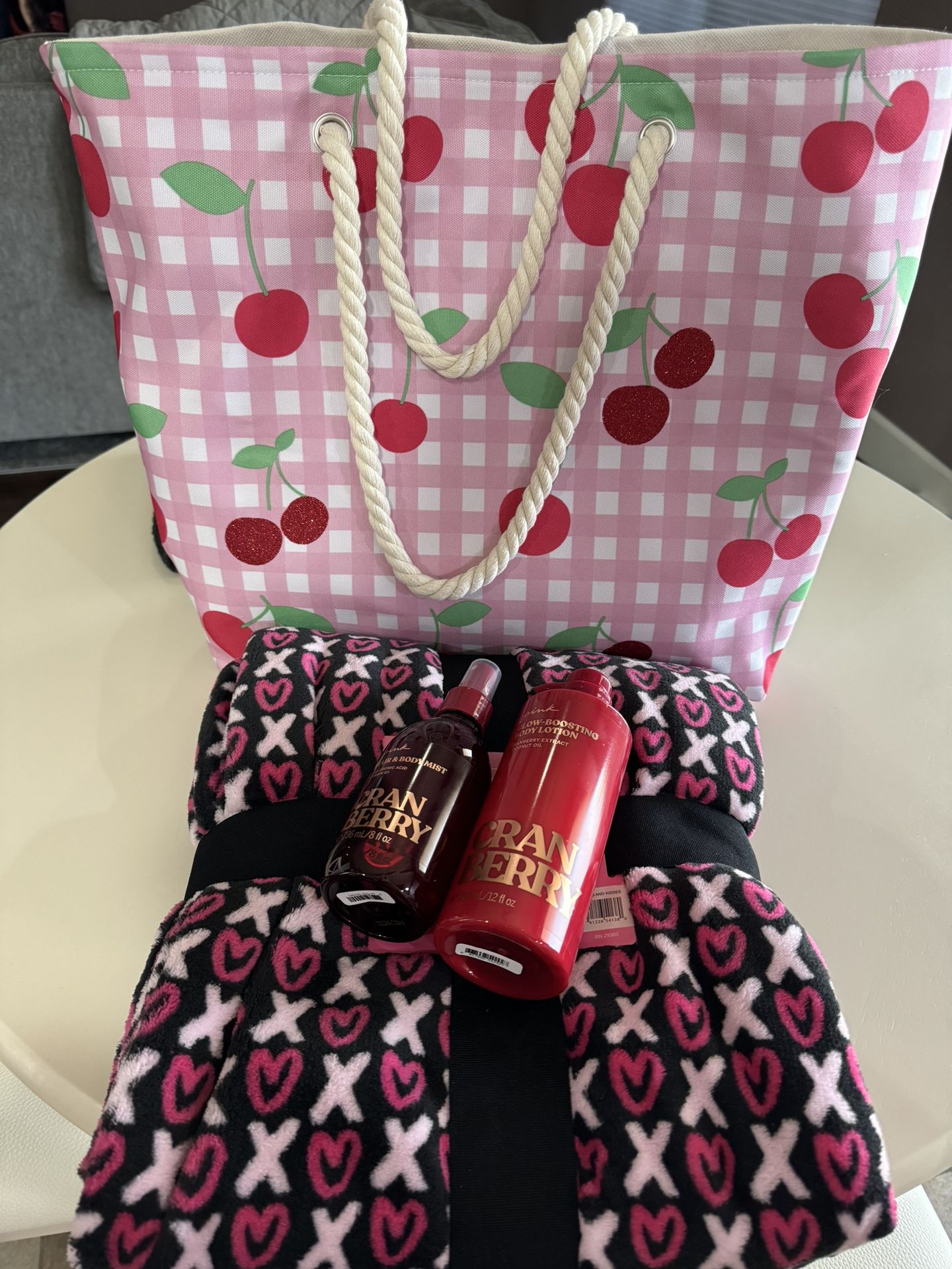 NEW VICTORIAS SECRET PINK CRANBERRY SPRAY AND LOTION SET WITH BLANKET AND TOTE $25 For All! MOTHERS DAY GIFT!