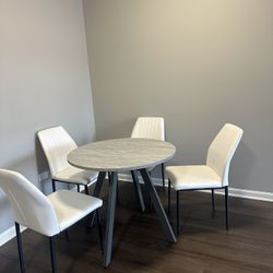 Dining Table And 4 Chairs 240$