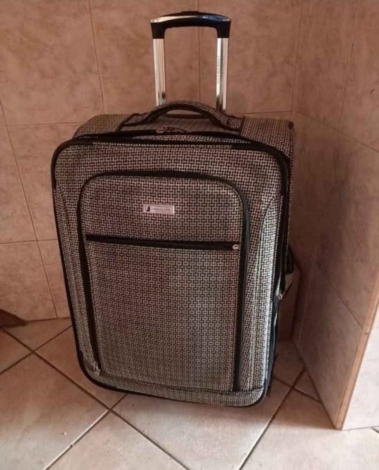 London Fog 27" Luggage. **Wheel Base Cracked but Rolls Fine**