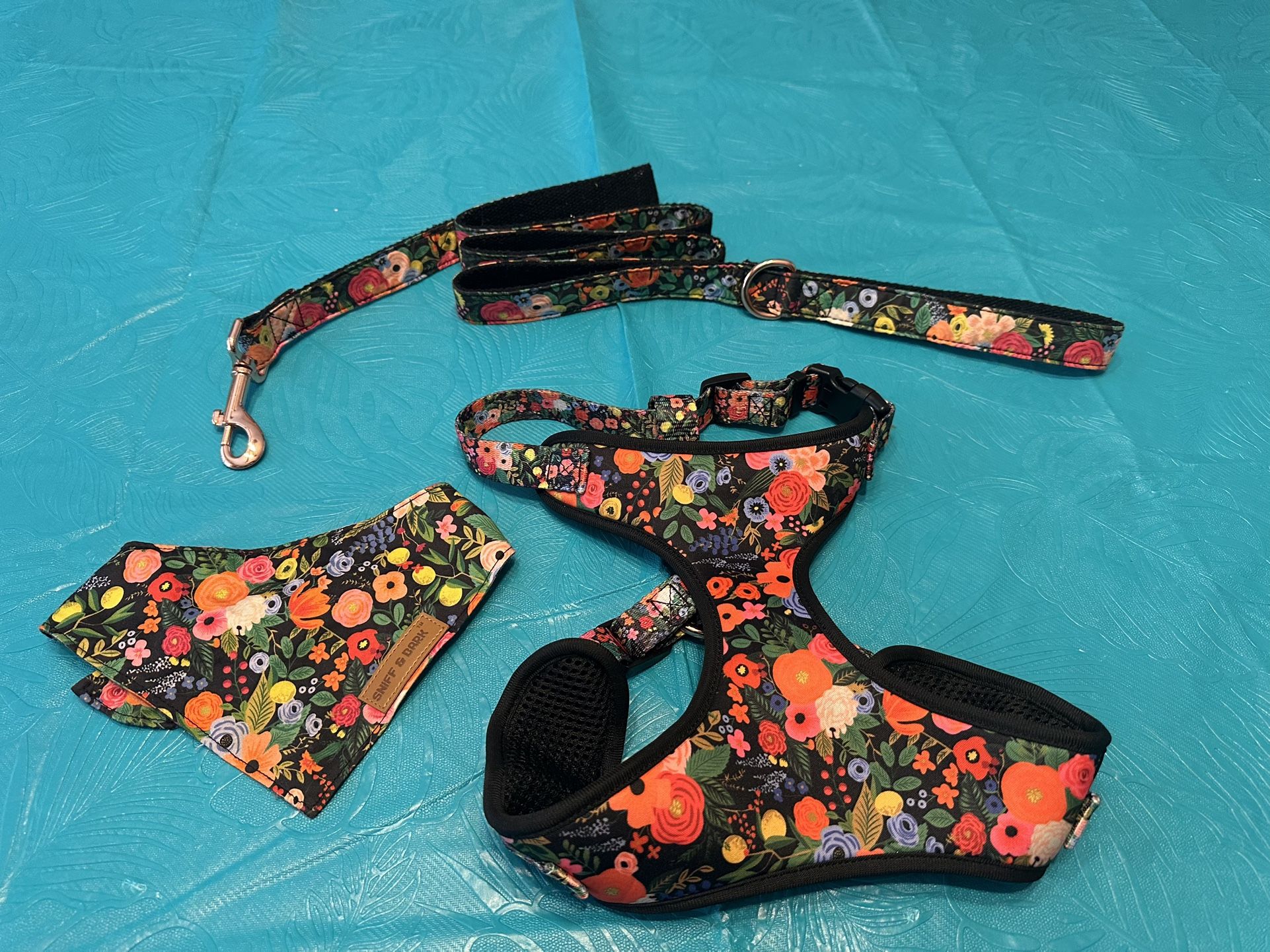 SNIFF AND BARK SET OF DOG HARNESS, LEASH AND BANDANA FOR MEDIUM DOG IN GREAT CONDITION