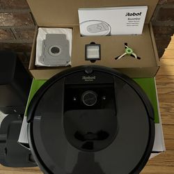 hat bur Månenytår Roomba i7 Plus 7550 Wi-Fi Connected Robotic Vacuum Automatic Dirt Disposal  Black for Sale in Rothschild, WI - OfferUp