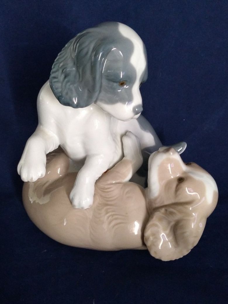 VINTAGE LLADRO NAO 1983 TWO PUPPIES DOGS PLAYING FINE PIRCELAIN FIGURINE 5.5" TALL