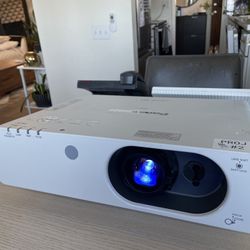 Panasonic 4000 Lumens Hdmi Video Projector