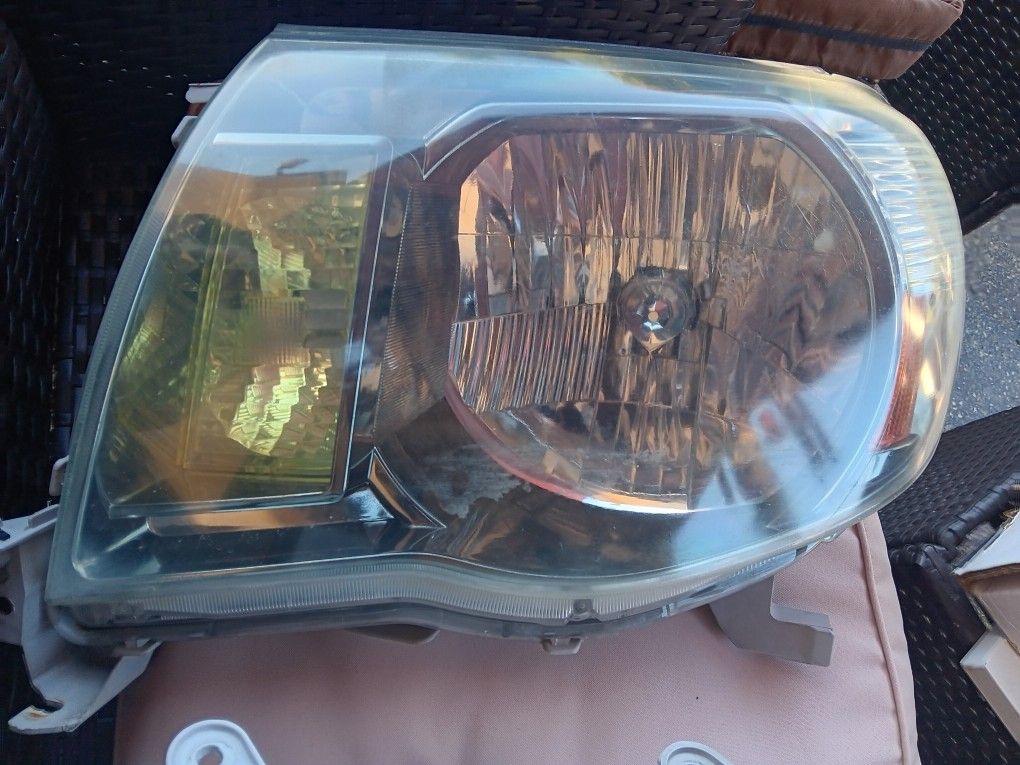Toyota Tacoma Pick Up Truck Headlights