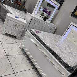 Beautiful Queen Bedroom Set ✨LED Light 