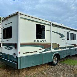 2001 Winnebago Brave RV - Ford V-10 