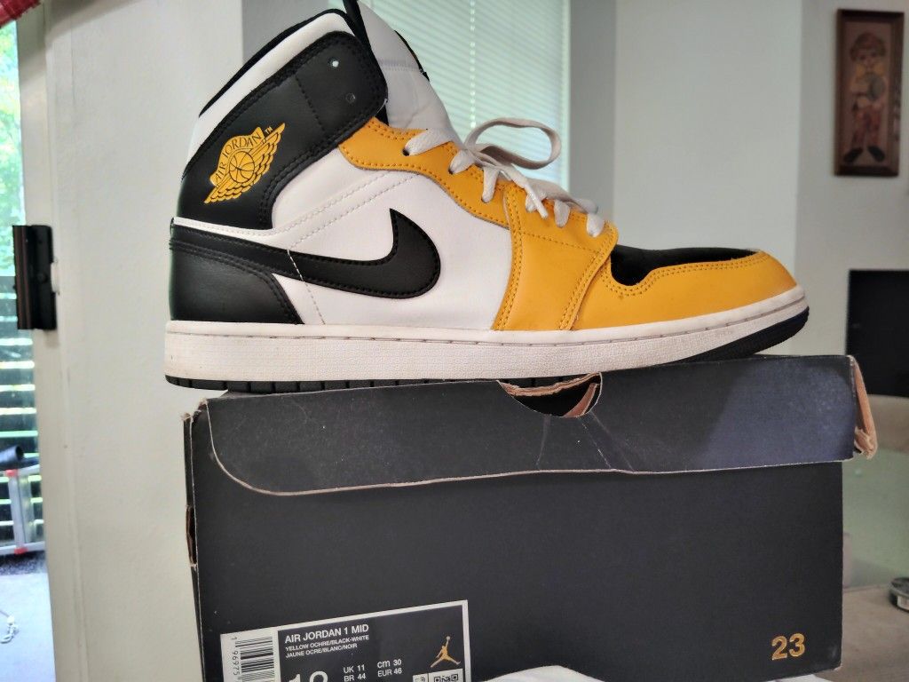 Jordan 1 Mids sz 12