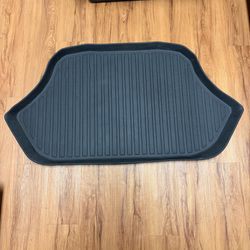 Black all-weather car trunk mat