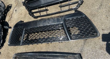2015 2016 2017 Toyota Camry SE lower grille / front bumper lower grill
