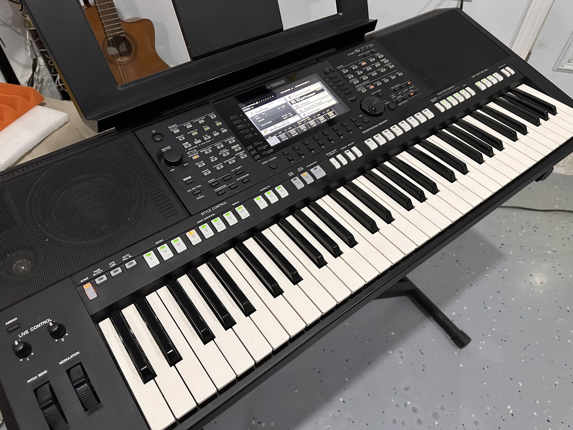 YAMAHA  Psr-s775  61-Key  Arranger Workstation Keyboard 