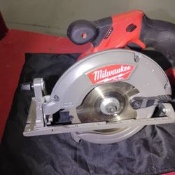 MILWAUKEE FUEL 12 VOLT 5 3/8 IN CIRCULAR SAW GREAT CONDITION