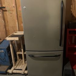 GE Bottom Freezer Refrigerator (full Size)