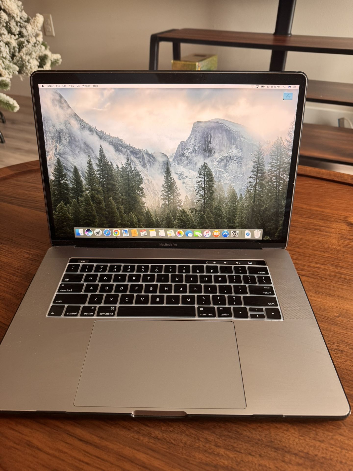 MacBook Pro  (macOS Sierra, 2.9 GHz Intel i7, 16 GB RAM, integrated graphics) 