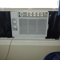 G.E. 5,150 Watt A/C 9.5/10