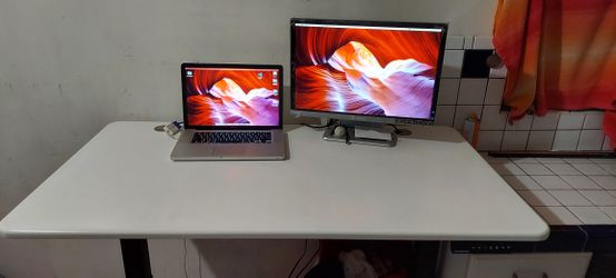 Vifah SmartDesk Adjustable Classic Metal Standing Desk in Black and White

30" X 53". Only Desk Everything Is Works