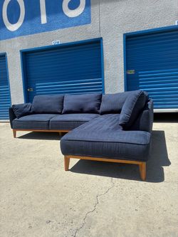 Macy’s mid-century modern sectional couch 🛻 delivery available🛻