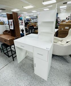 ✨ Beautiful White Vanity Table – Elegant & Spacious! ✨