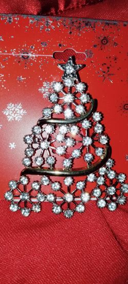 Beautiful Blingy Christmas Tree Pin