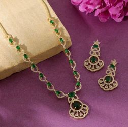 Fashion necklace set with cubic zirconia