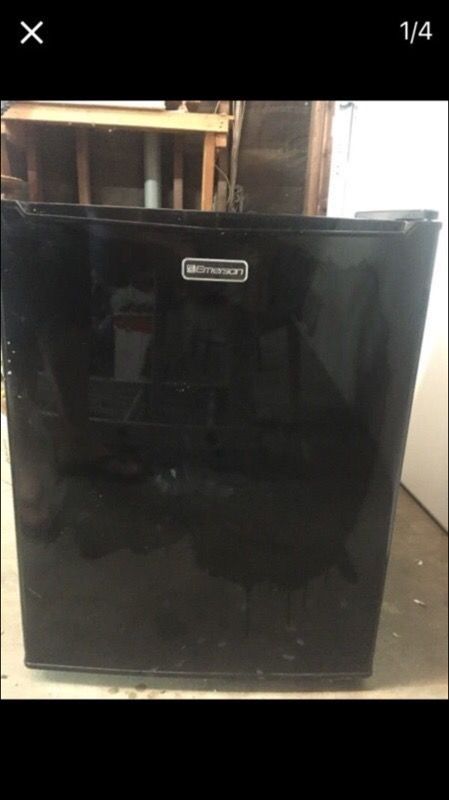 Emerson Cr276be 2 7 Cubic Foot Mini Fridge For Sale In Walnut Ca Offerup
