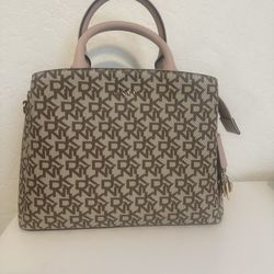 Woman DKNY bag 