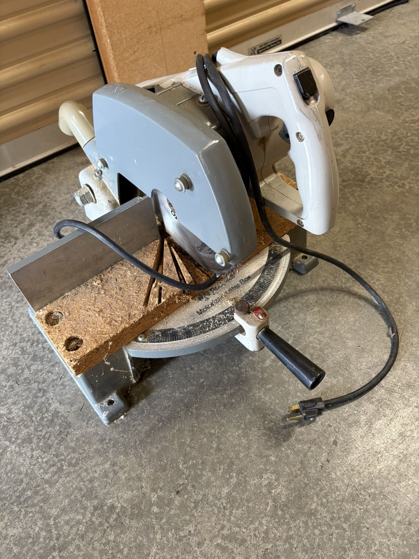 Rockwell 34-010 is a 10” Tilting Miter Saw