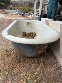 Clawfoot bathtub vintage porcelain cast-iron