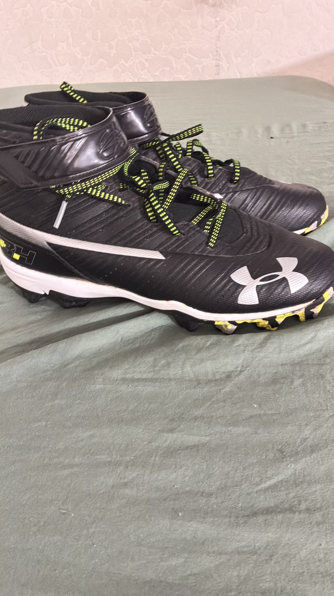 Boys size 8 Under Armour BH Bryce Harper Baseball Cleats Black.
