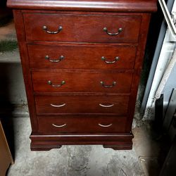 Brown Oak 5 Drawer Dresser. (Good Condition...)