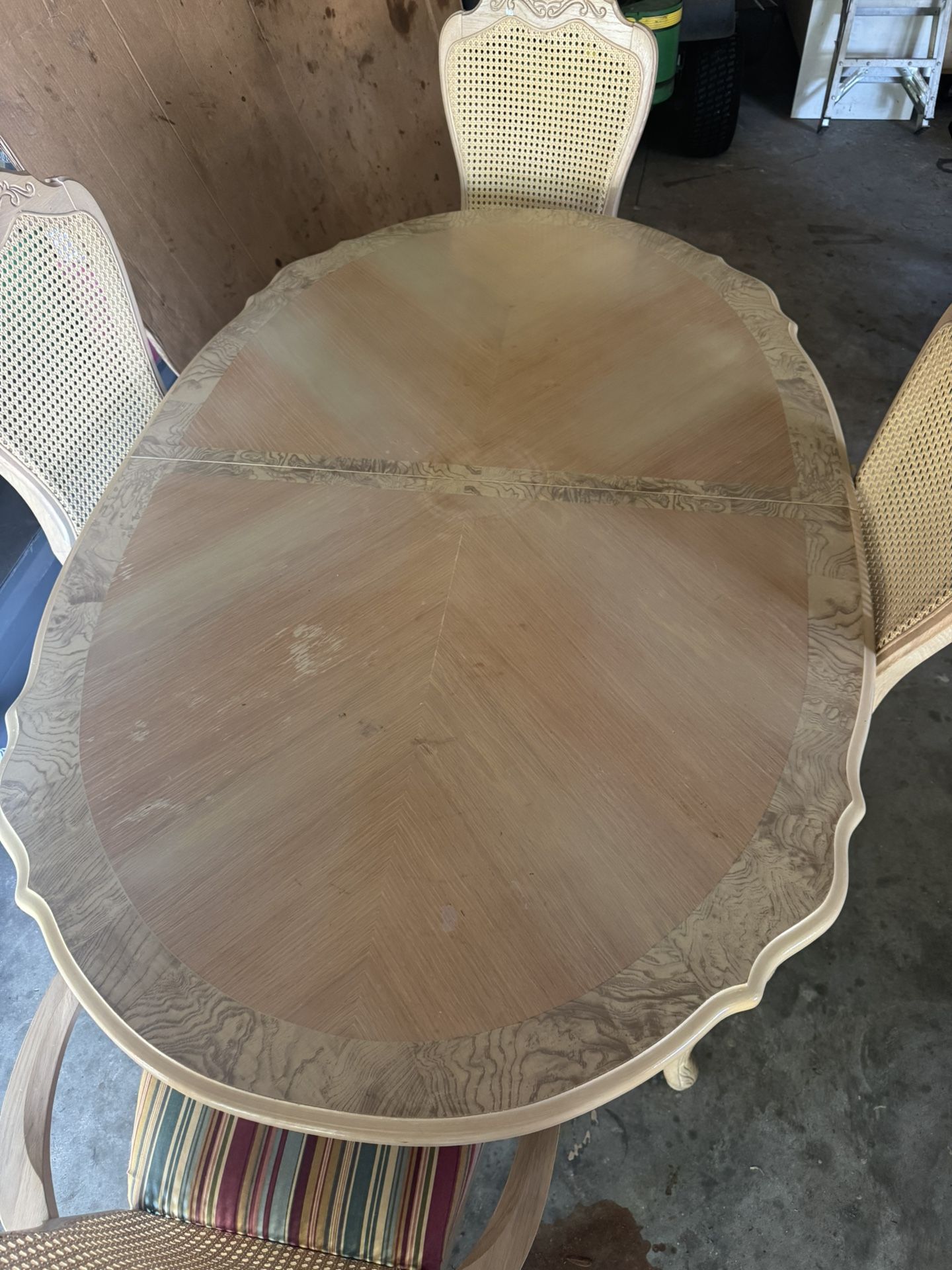 Una Mesa De 4 Sillas en Perfectas Condiciones $175