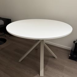 Modern round white dining table from IKEA – great condition.