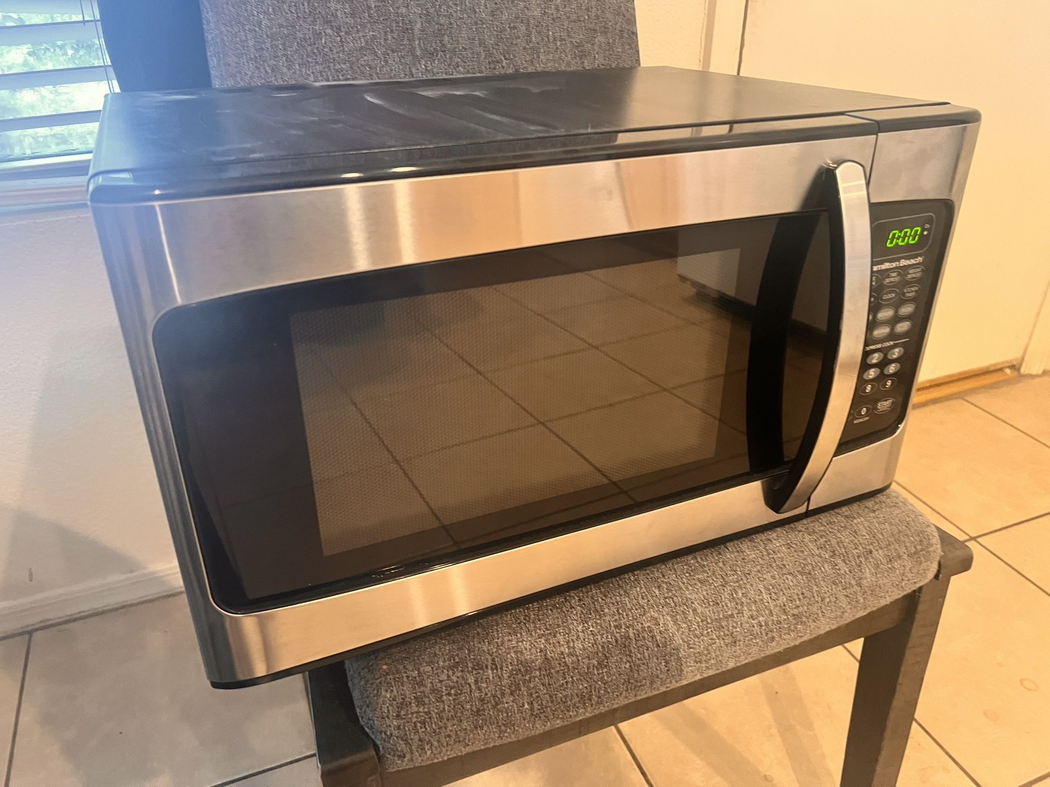 Hamilton Beach 1.1 Cu. ft. Stainless Steel Mid Size, 1000 W, Microwave Oven