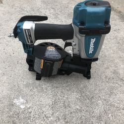 Makita Pneumatic 1-3/4 in. 15 Degree Coil Corded Roofing Nailer Poco Uso