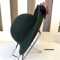 women's fashion hat 👒 dark green never worn no tag