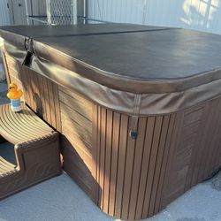 Hot Tub For Sale / Bañera de Hidromasaje En Venta
