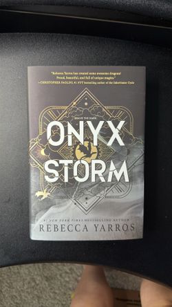 !!NEW SIGNED- ONYX STORM by Rebecca Yarros