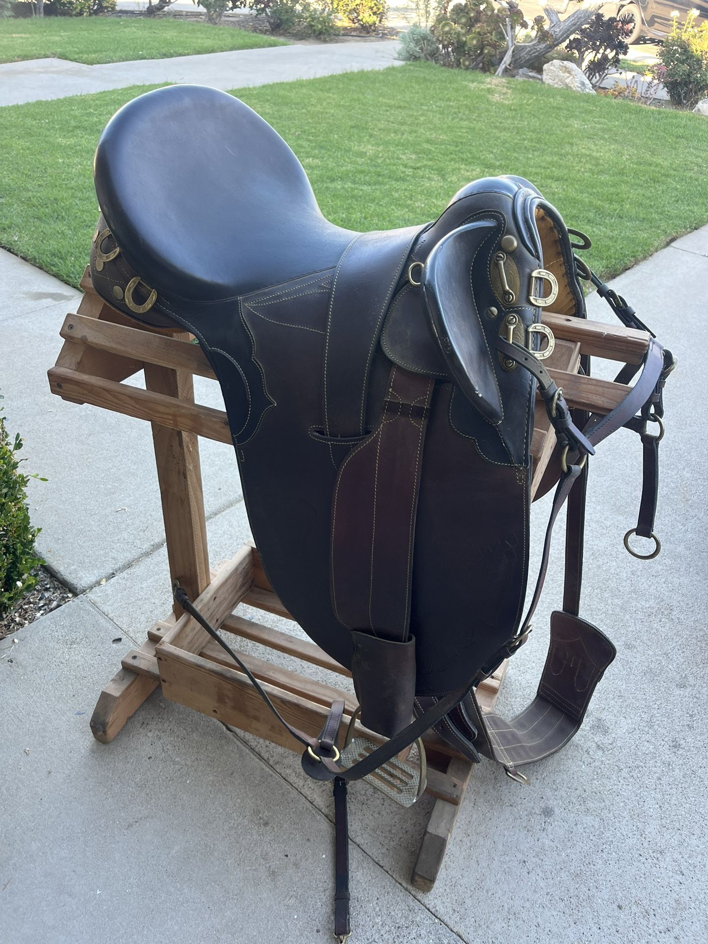 Stockman Bush Rider Horse Saddle without Horn, With Wooden Stand
