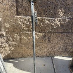 Adjustable ratcheting cargo bar