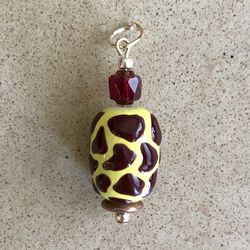 🦒 Cute giraffe print and brown beads pendant