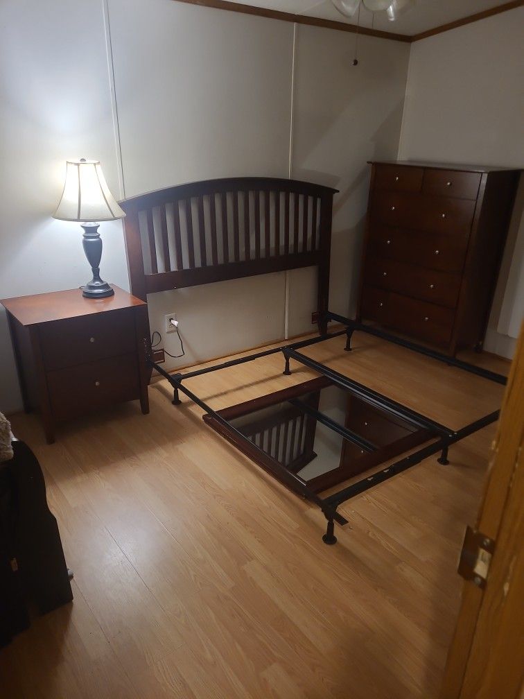 4 PIECE CHERRY FULL/ QUEEN BEDROOM SET