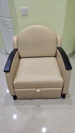 Hill-Rom Medical Sleeper Chair / Fold-Out Patient Chair