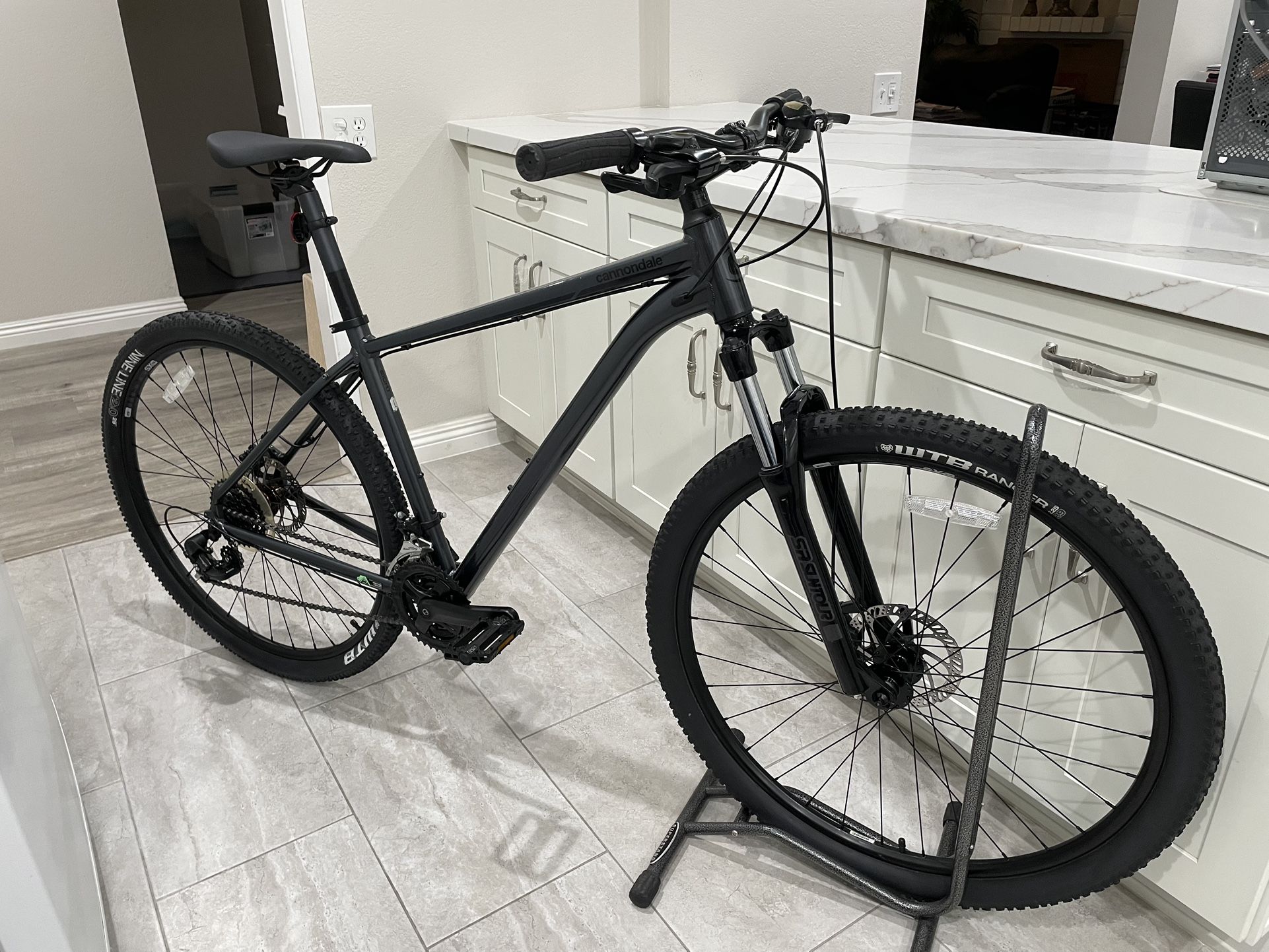 2022 Cannondale Trail 29er MTB Size LARGE 3x7 Speed 