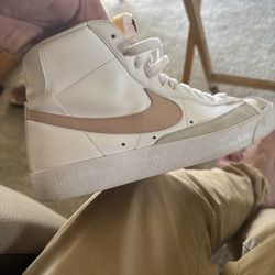 Nike Blazer Mid ’77 Women’s Size 9.5 White / Peach Swoosh Sneakers